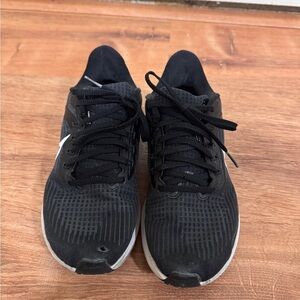 Nike black and white Pegasus 39 sneakers​​​​​